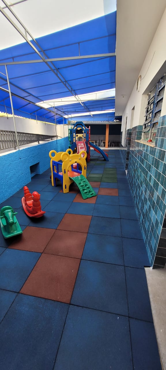 Parque coberto do Espaço Criança Feliz com piso emborrachado e brinquedos